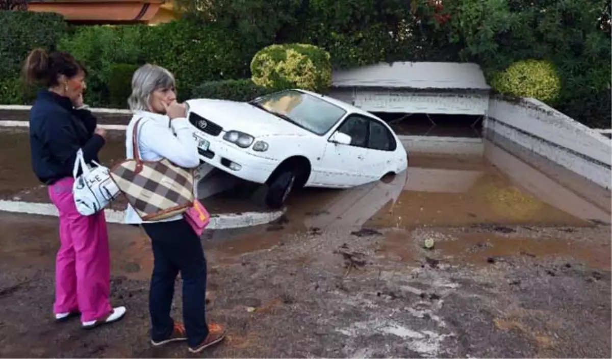 Yeni Kaledonya\'da Sel: 5 Ölü