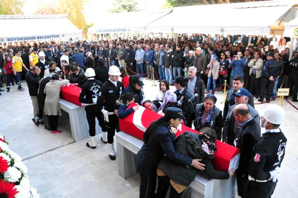 Adana\'da Patlama Kurbanları Gözyaşlarıyla Uğurlandı