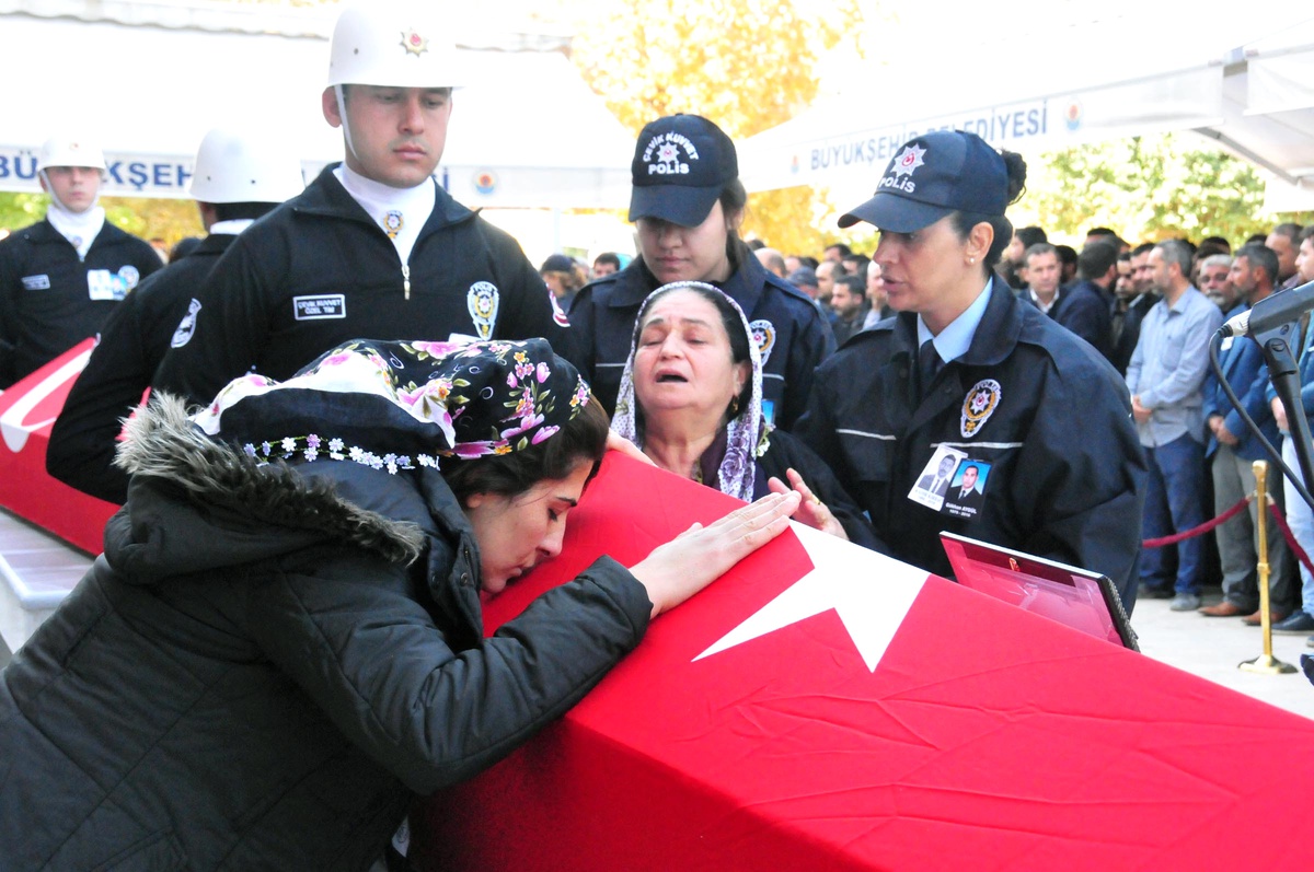 Adana\'da Patlama Kurbanları Gözyaşlarıyla Uğurlandı