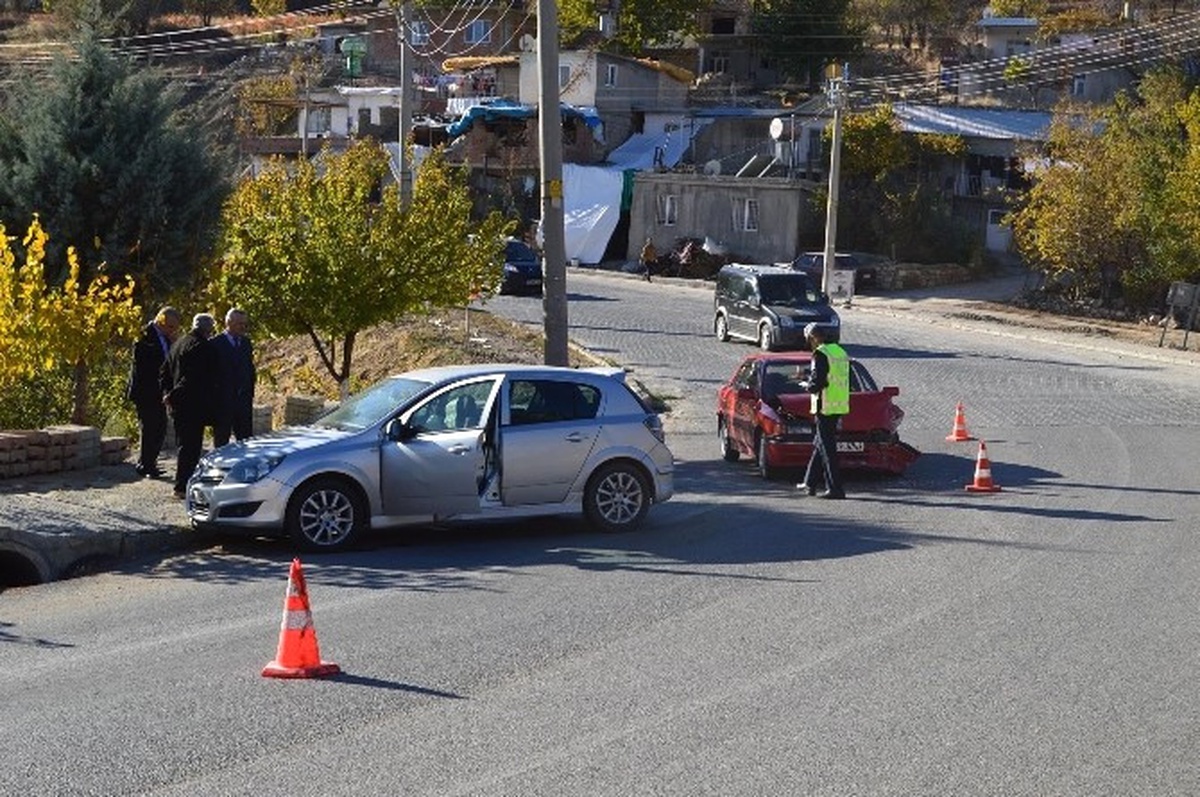 Adıyaman\'da İki Otomobil Çarpıştı: 1 Yaralı