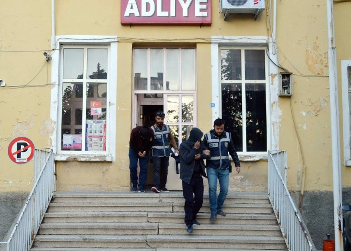 Adıyaman\'da Suçüstü Yakalanan 3 Zanlıdan 2\'si Tutuklandı