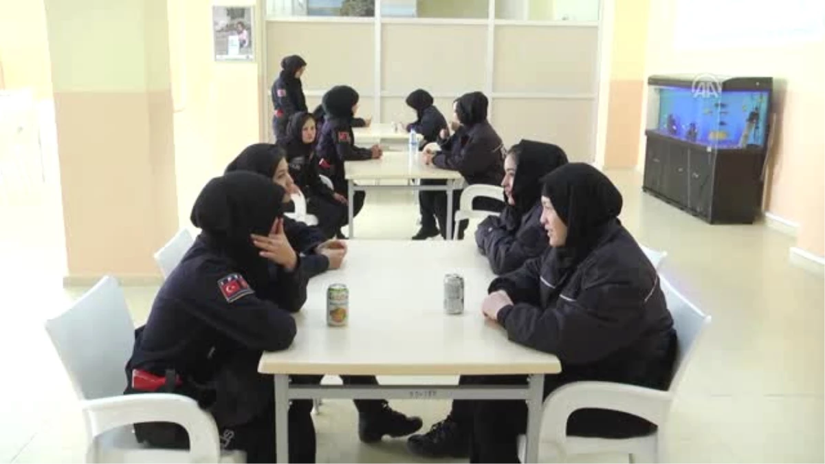 Afgan Kadınlar Polisliği Öğreniyor (3)