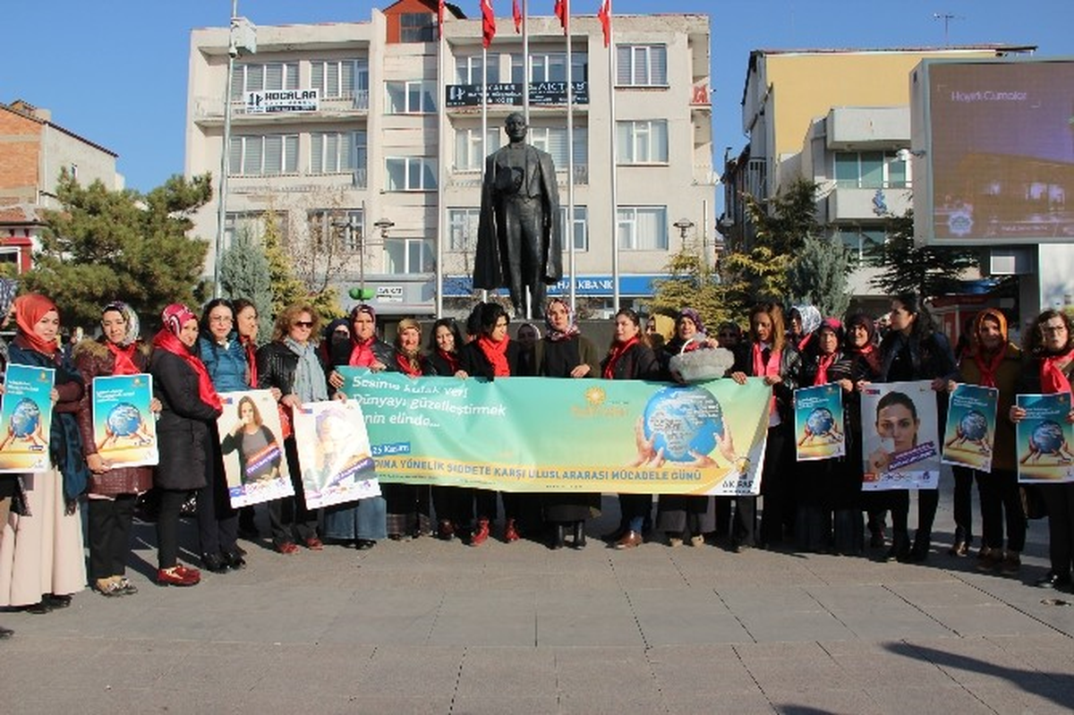 Aksaray\'da Ak Partili Kadınlardan Basın Açıklaması