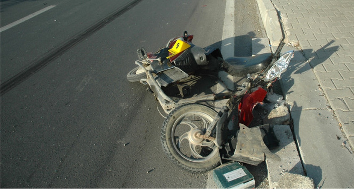 Aksaray\'da Kamyonet Elektrikli Bisiklete Çarptı: 1 Ölü, 1 Yaralı