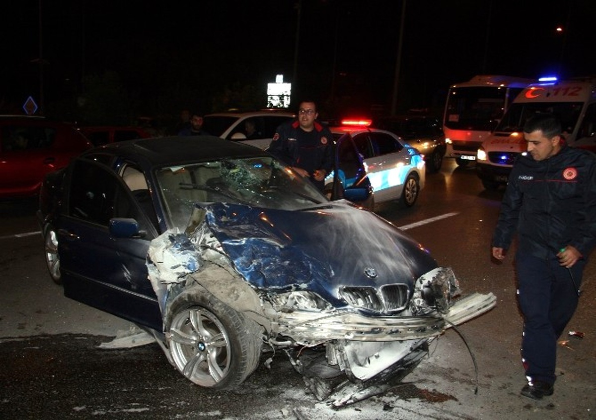 Antalya\'da Zincirleme Trafik Kazası: 3 Yaralı