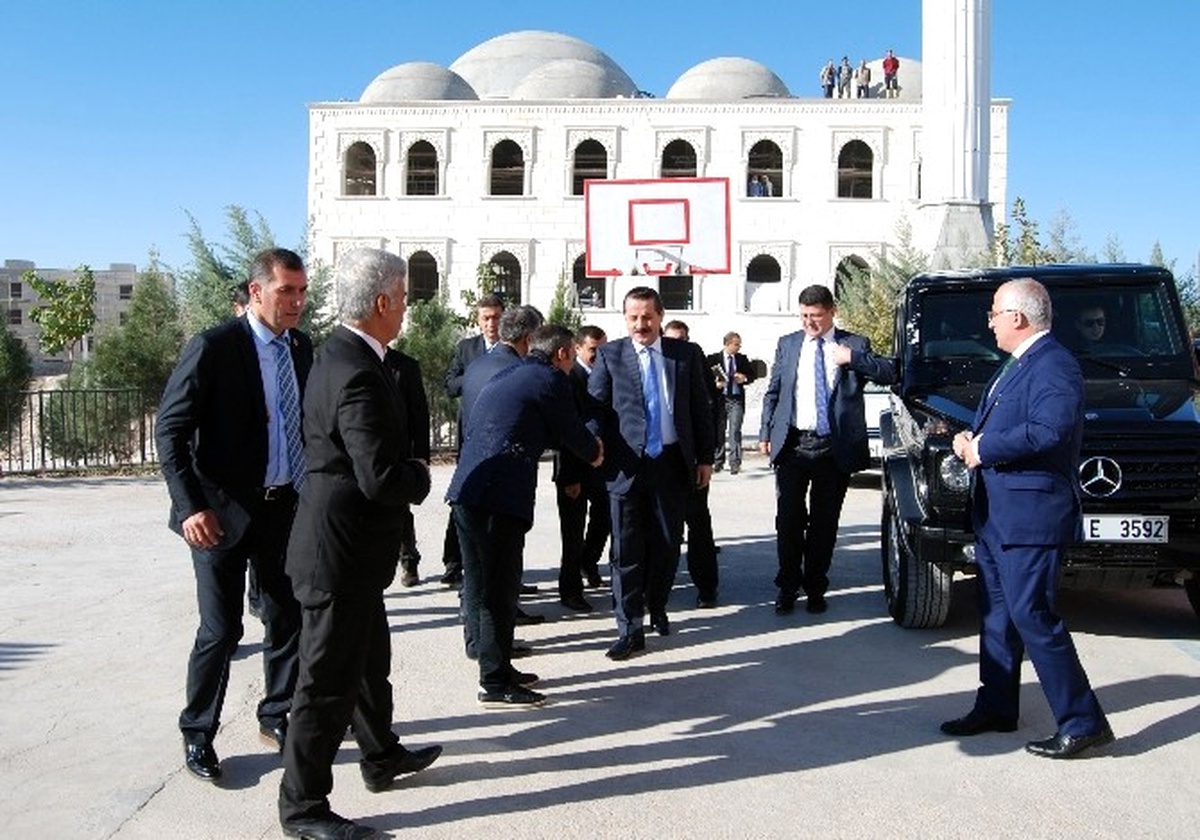 Bakan Çelik: "Elinizden Kalemi Alıp Silah Vermeye Çalışıyorlar"