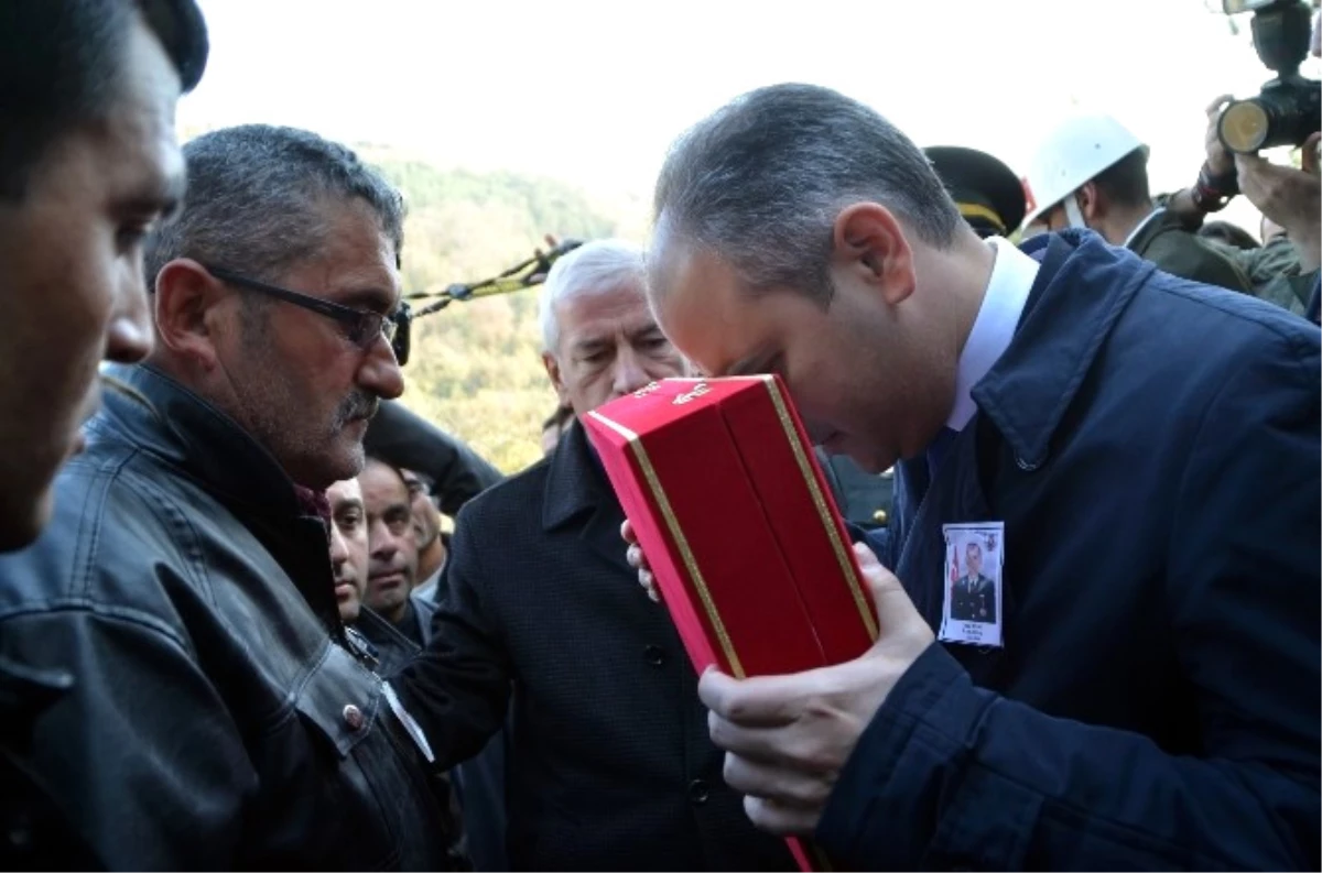 Bakan Kılıç, Şehidin Tabutuna Sarılan Bayrağı Babasına Teslim Etti