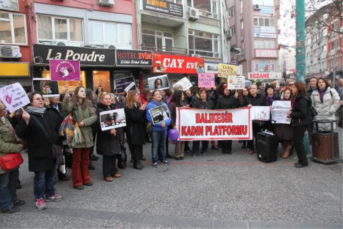 Balıkesir\'de Kadınlar Şiddete Karşı Eylem Yaptı