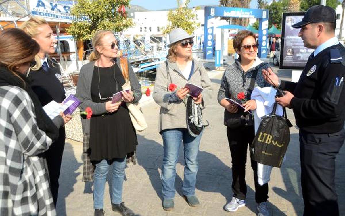 Bodrum\'da Polis Şiddete Karşı Bilgilendirme Kitapçığı Dağıttı
