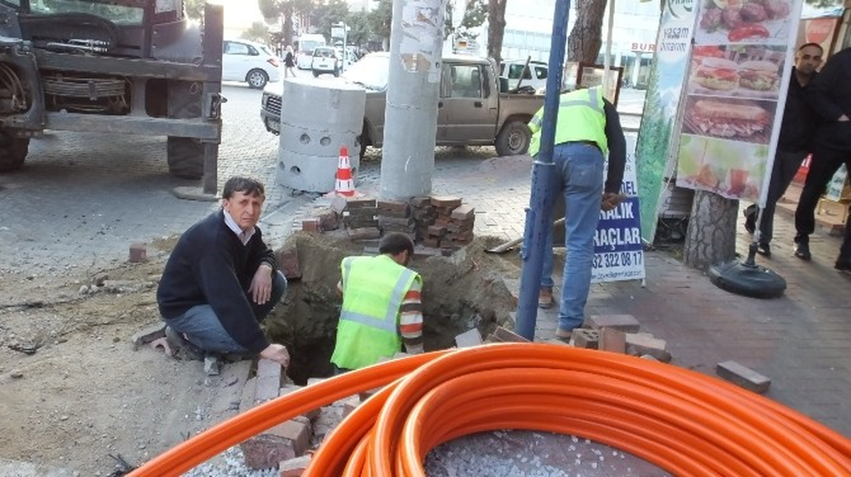 Burhaniye\'de Hat Çalışması Caddeleri Köstebek Yuvasına Çevirdi