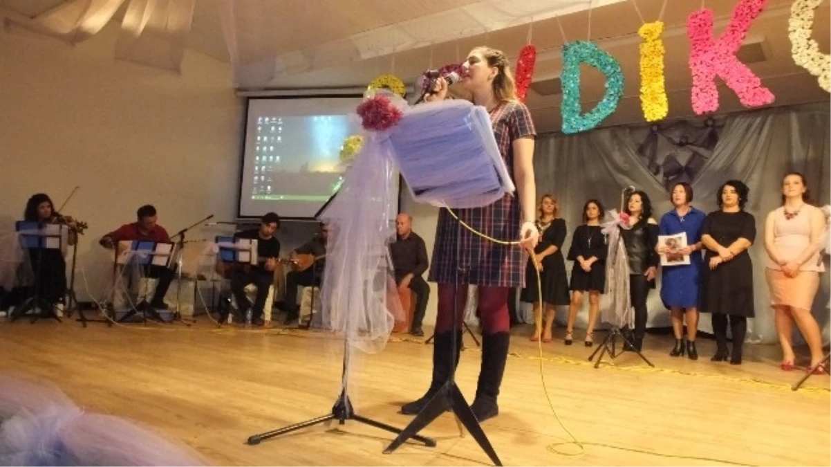 Burhaniye\'de Öğretmenler Şarkı Söyledi Şiir Okudu