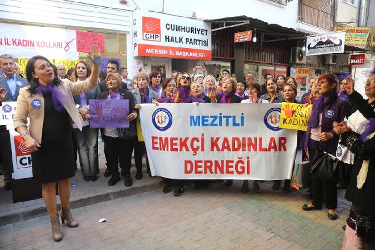 CHP\'li Kadınlar, Kadına Şiddet ve Tevacüzleri Protesto Etti