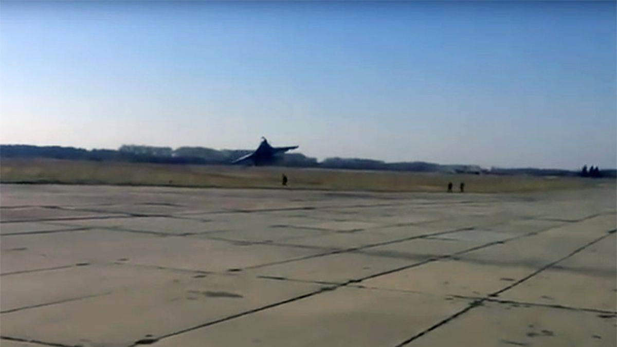 Çılgın Pilot, Uçağı İnsanların Üzerine Sürdü