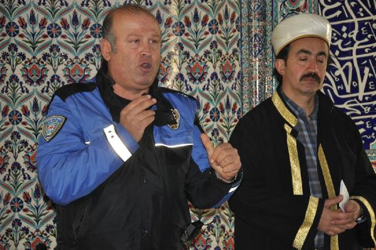 Cuma Namazı Öncesi Polisten Cemaate \'Dolandırıcılık\' Uyarısı