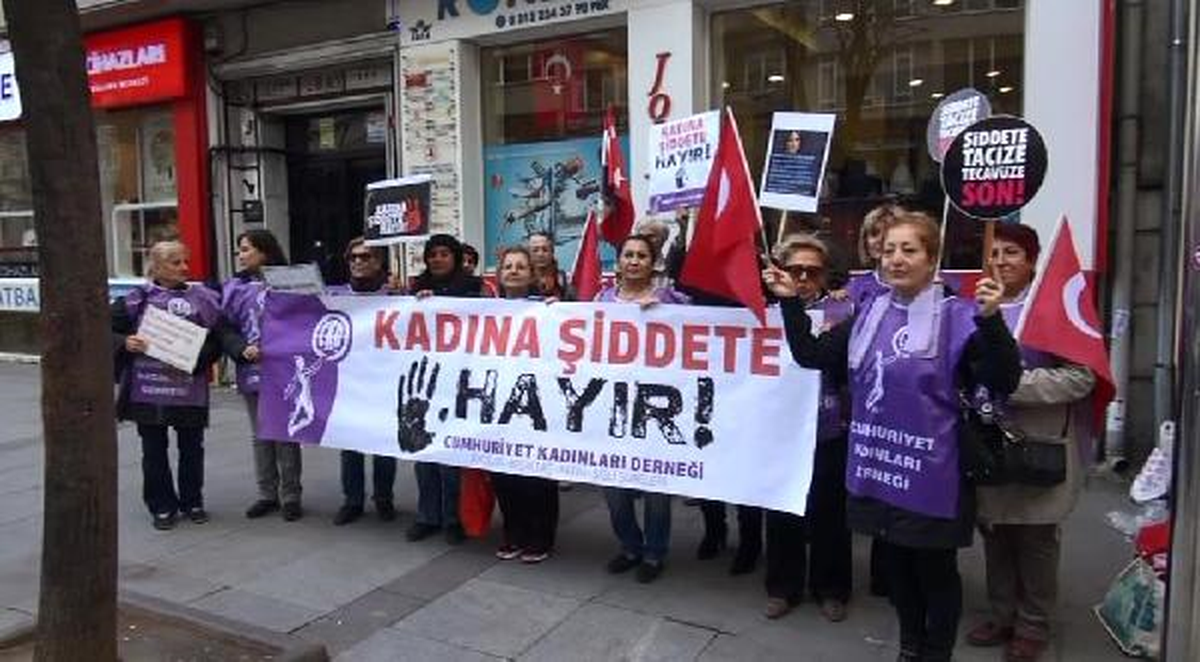 Cumhuriyet Kadınları Derneği\'nden"Kadına Şiddete Hayır" Eylemi