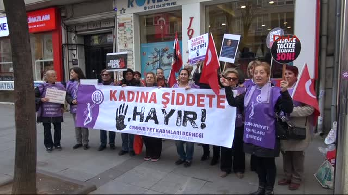 Cumhuriyet Kadınları Derneği\'nden \'Kadına Şiddete Hayır\' Eylemi