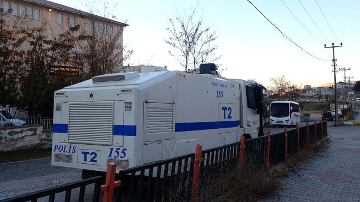 Dbp\'li Bitlis ve Güroymak Belediye Başkanları Tutuklandı