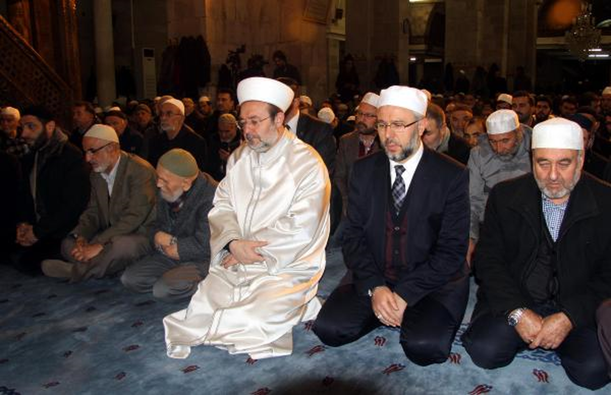 Diyanet İşleri Başkanı Görmez, Sabah Namazı Kıldırdı: Allah\'a Sığının