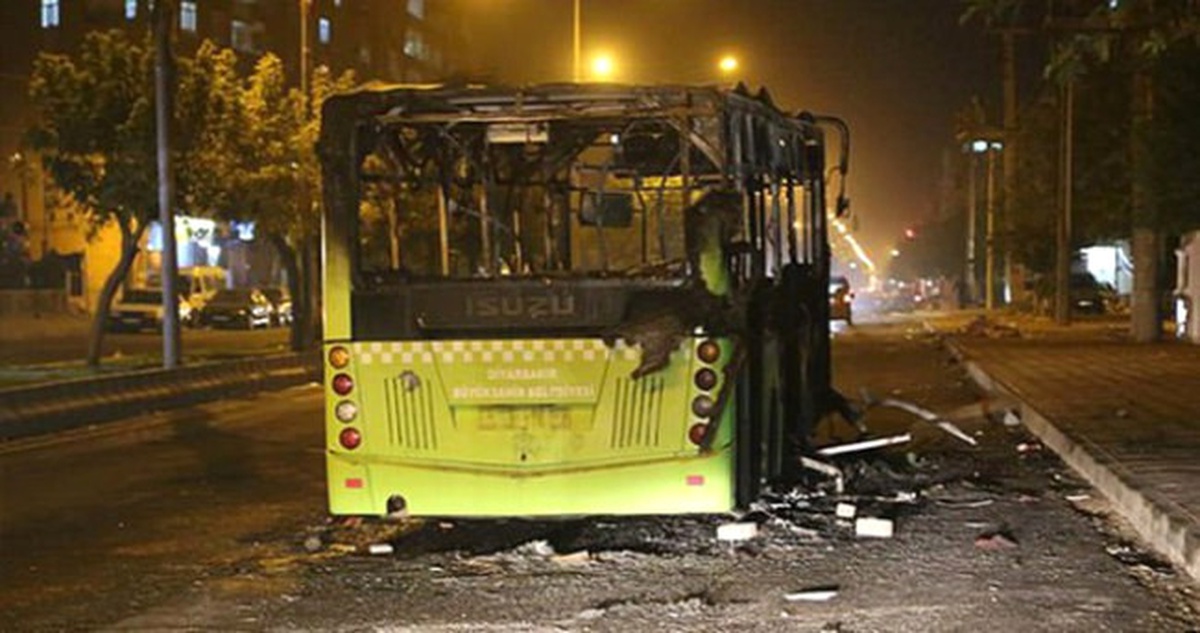 Diyarbakır\'da Halk Otobüslerinin Yakılmasıyla İlgili 1 Kişi Gözaltına Alındı