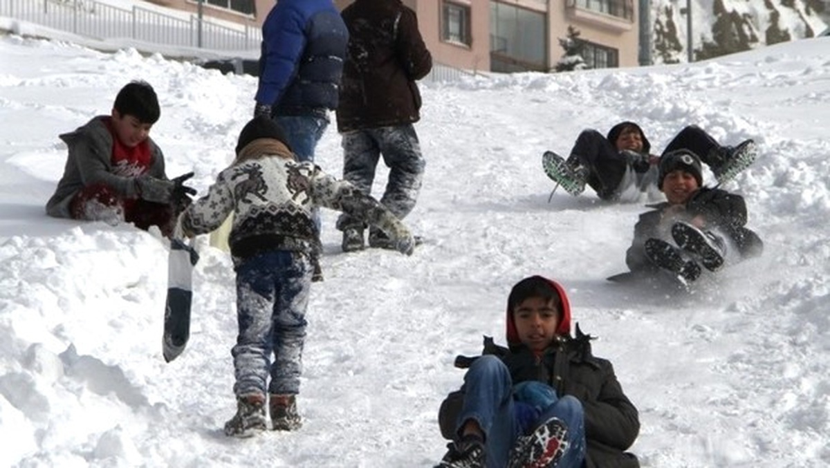 Erzurum\'da Çocukların Kızak ve Misket Keyfi