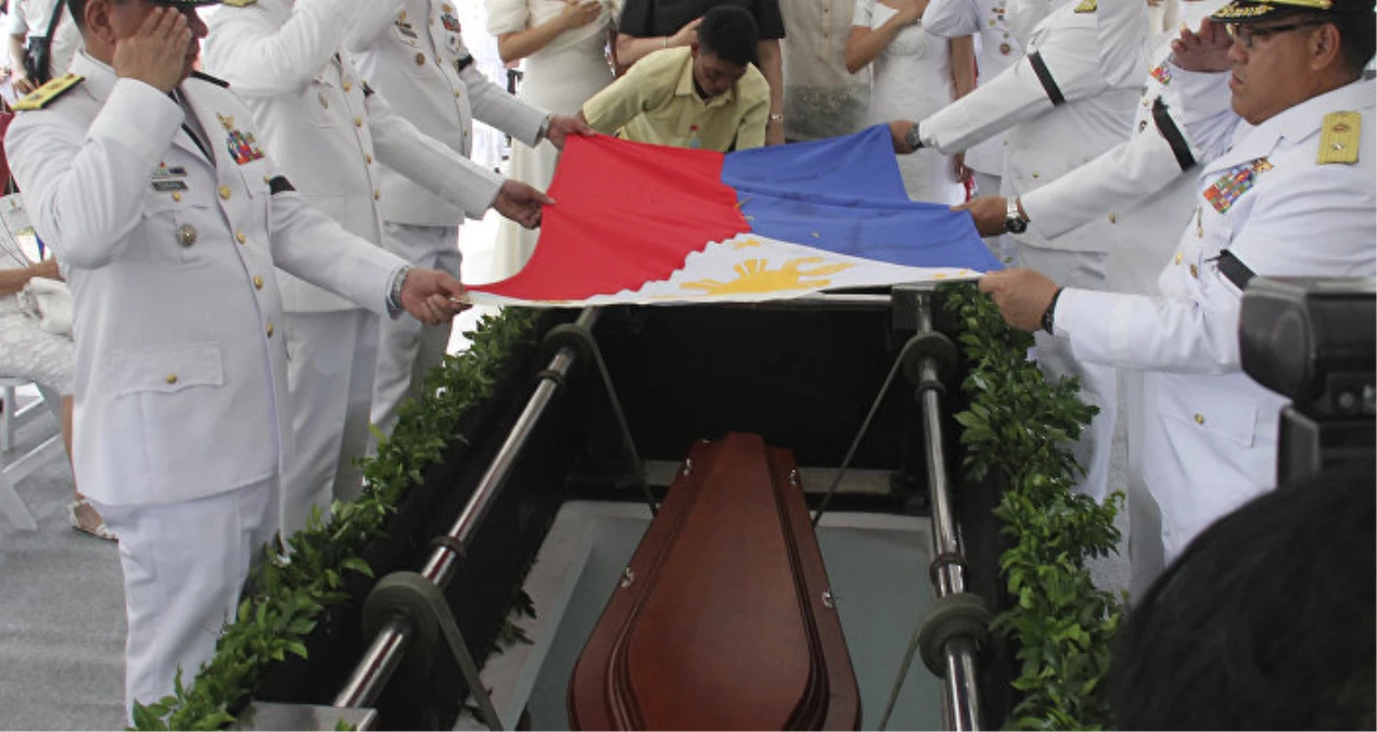Filipinler\'de Marcos\'un "Kahramanlar Mezarlığı"Na Gömülmesine Tepkiler Büyüyor