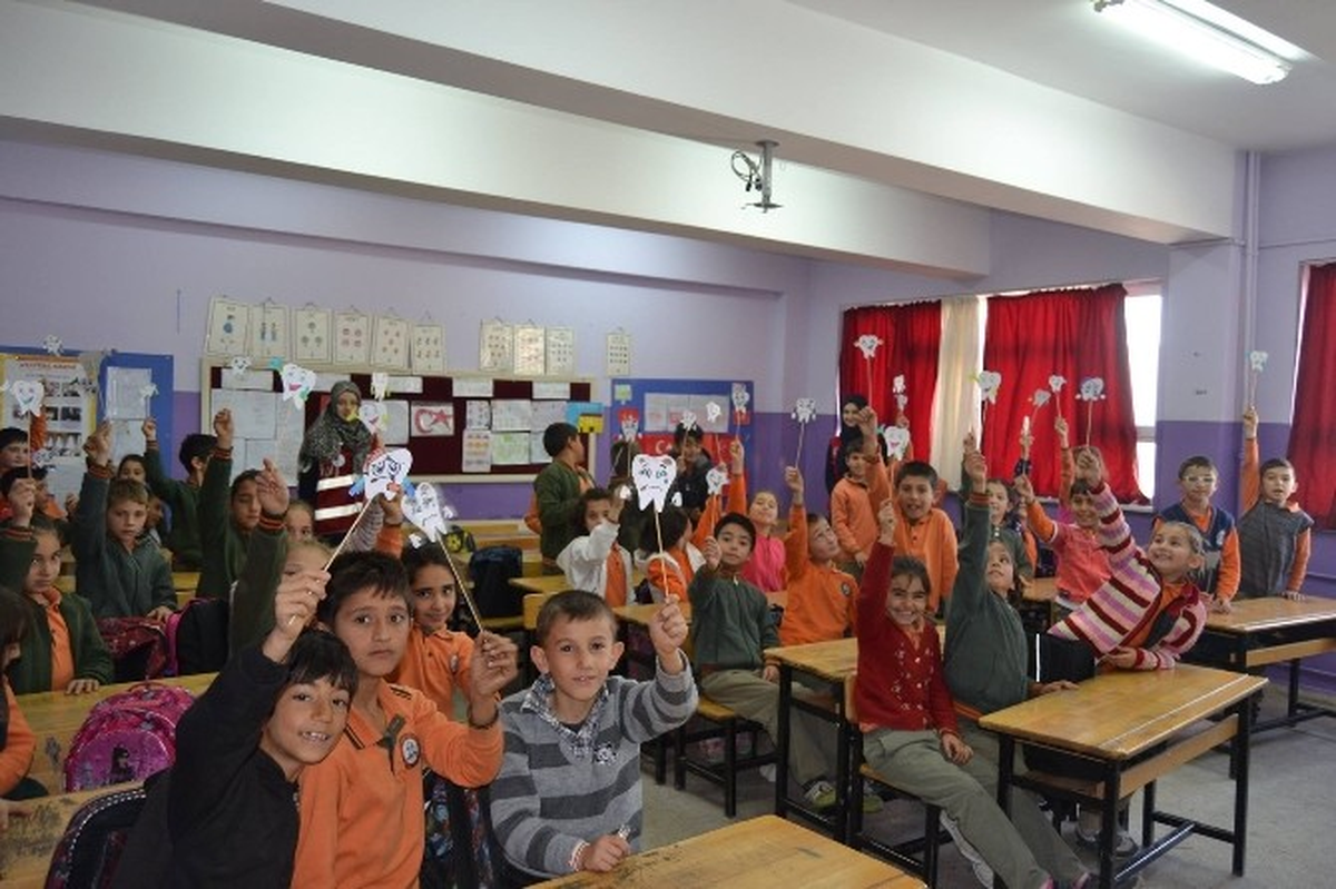 Gönüllü Gençler Öğrencilere Ağız ve Diş Sağlığı Eğitimi Verdi