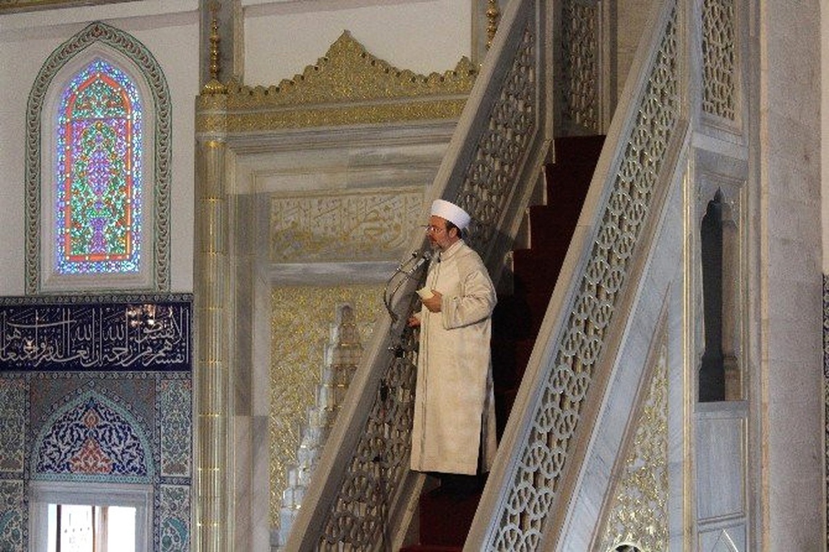 Görmez, Kayseri\'de Cuma Namazı Kıldırdı