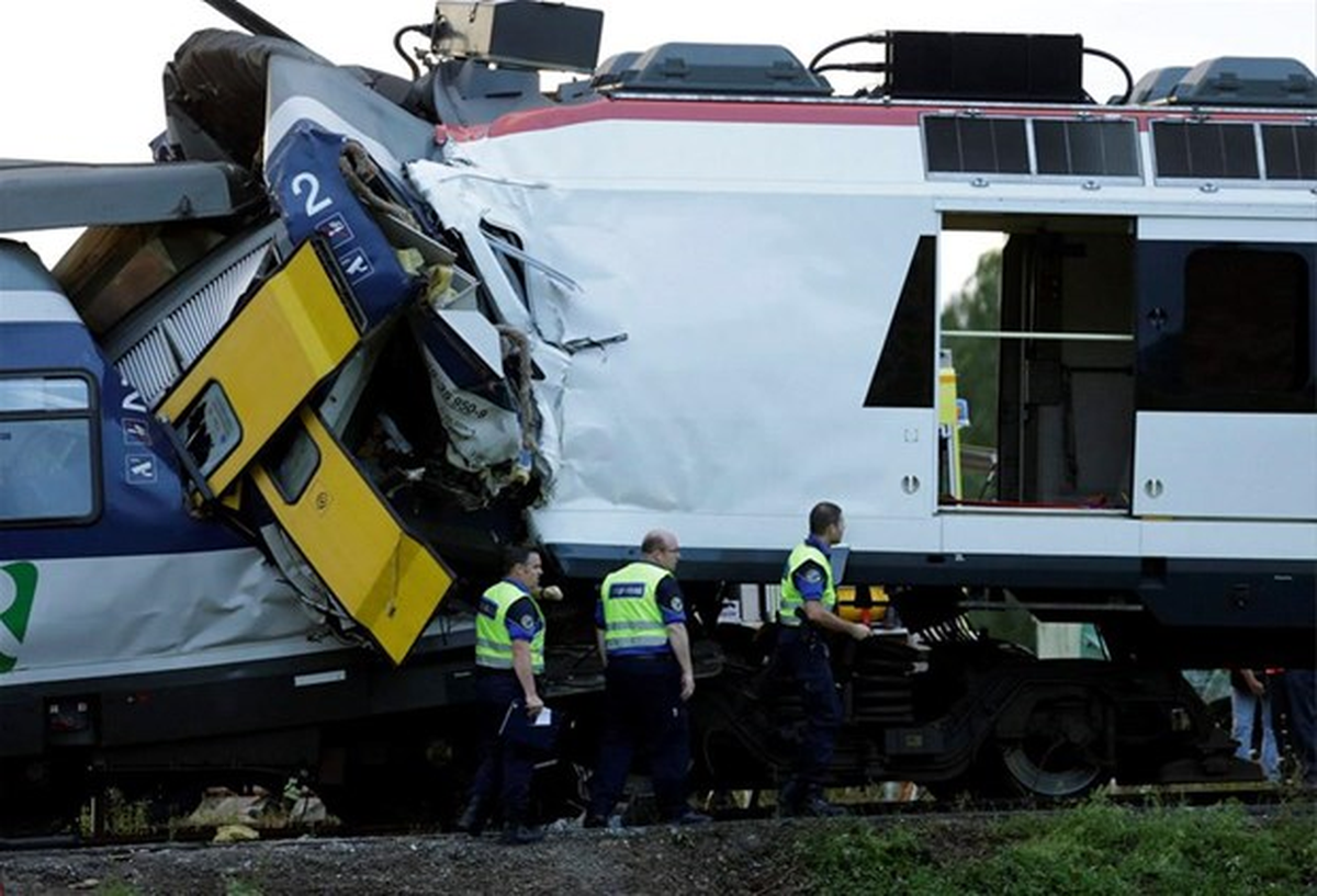 İki Tren Kafa Kafaya Çarpıştı