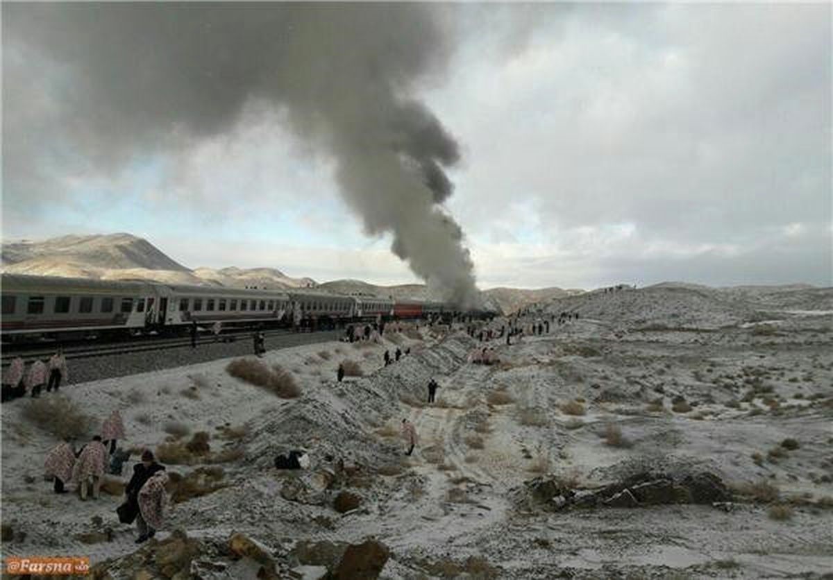 İran\'da İki Yolcu Treni Çarpıştı