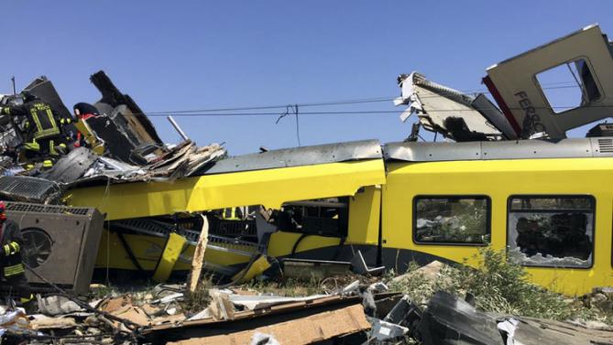 İran\'da İki Yolcu Treni Kafaya Çarpıştı