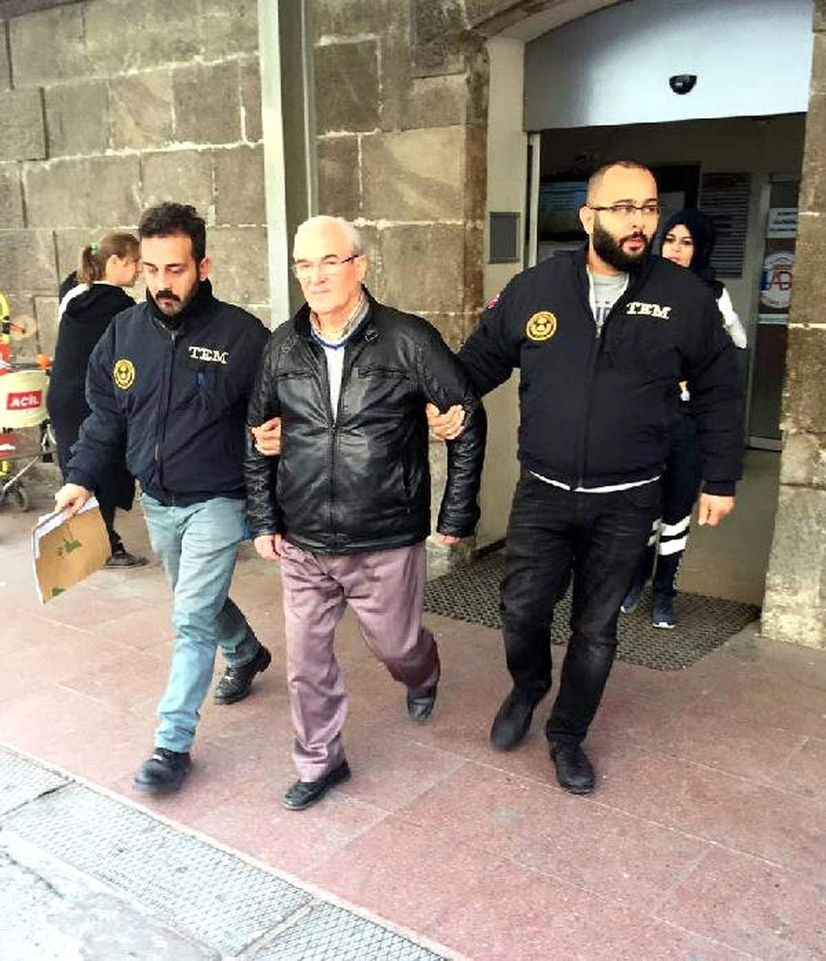 Izmir Gülen\'in Öğrencisi de Gözaltına Alındı