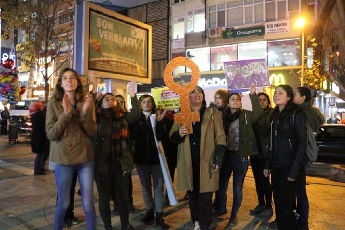 İzmit\'te Polis Kadınların Basın Açıklamasına İzin Vermedi