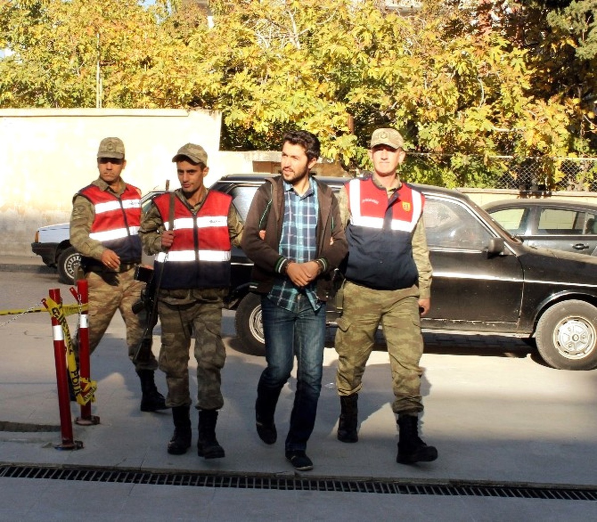Jandarma Ekiplerinden Hırsızlık Yapan Şahsın Kaldığı Eve Operasyon