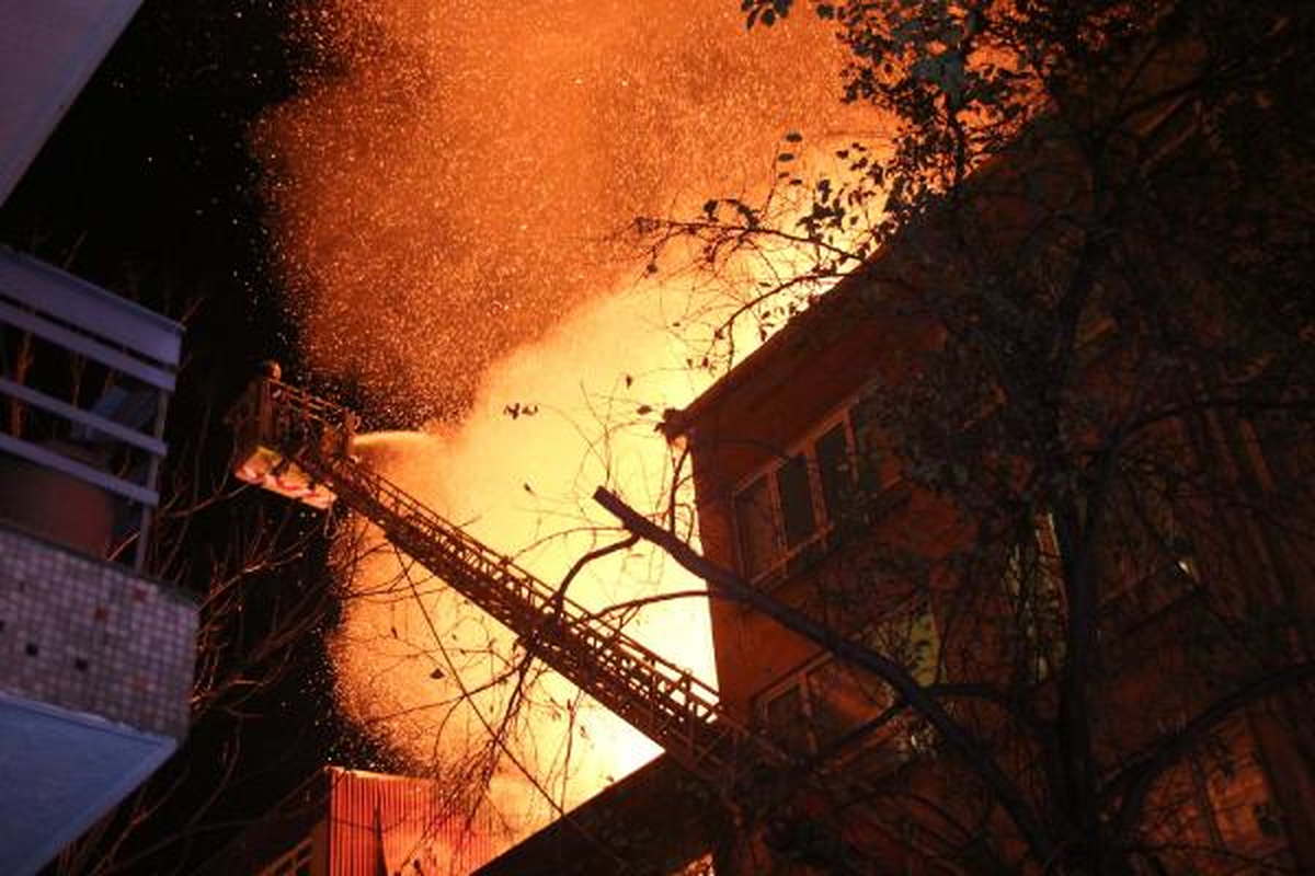 Kadıköy\'de İki Katlı Ahşap Bina Alev Alev Yandı