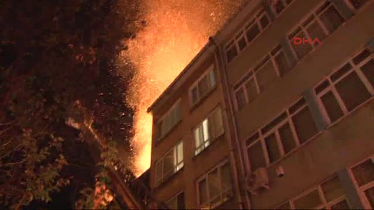 Kadıköy\'de Iki Katlı Ahşap Bina Alev Alev Yandı