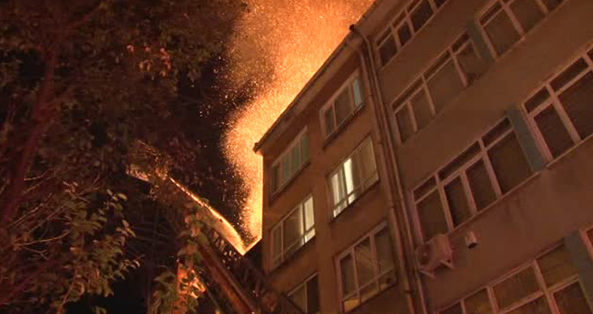 Kadıköy'de İki Katlı Ahşap Bina Alev Alev Yandı