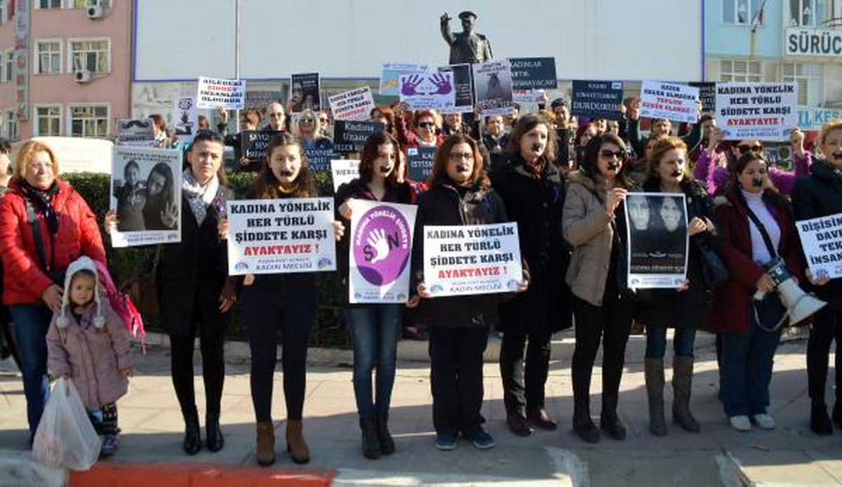 Kadına Karşı Şiddeti, Ağızlarını Bantlayarak Protesto Ettiler