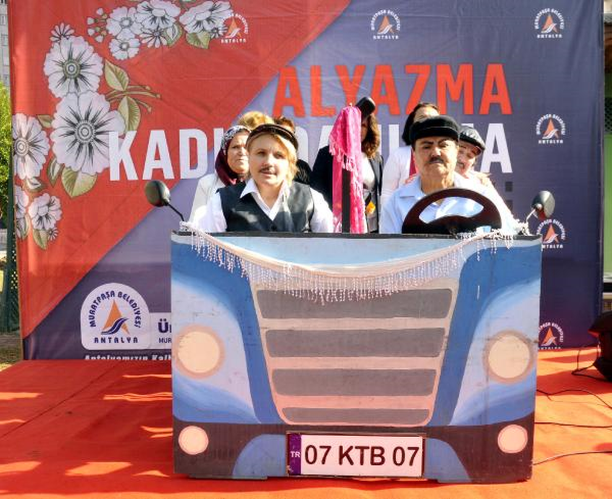 Kadınlar Erkek Tacizini Sahneledi