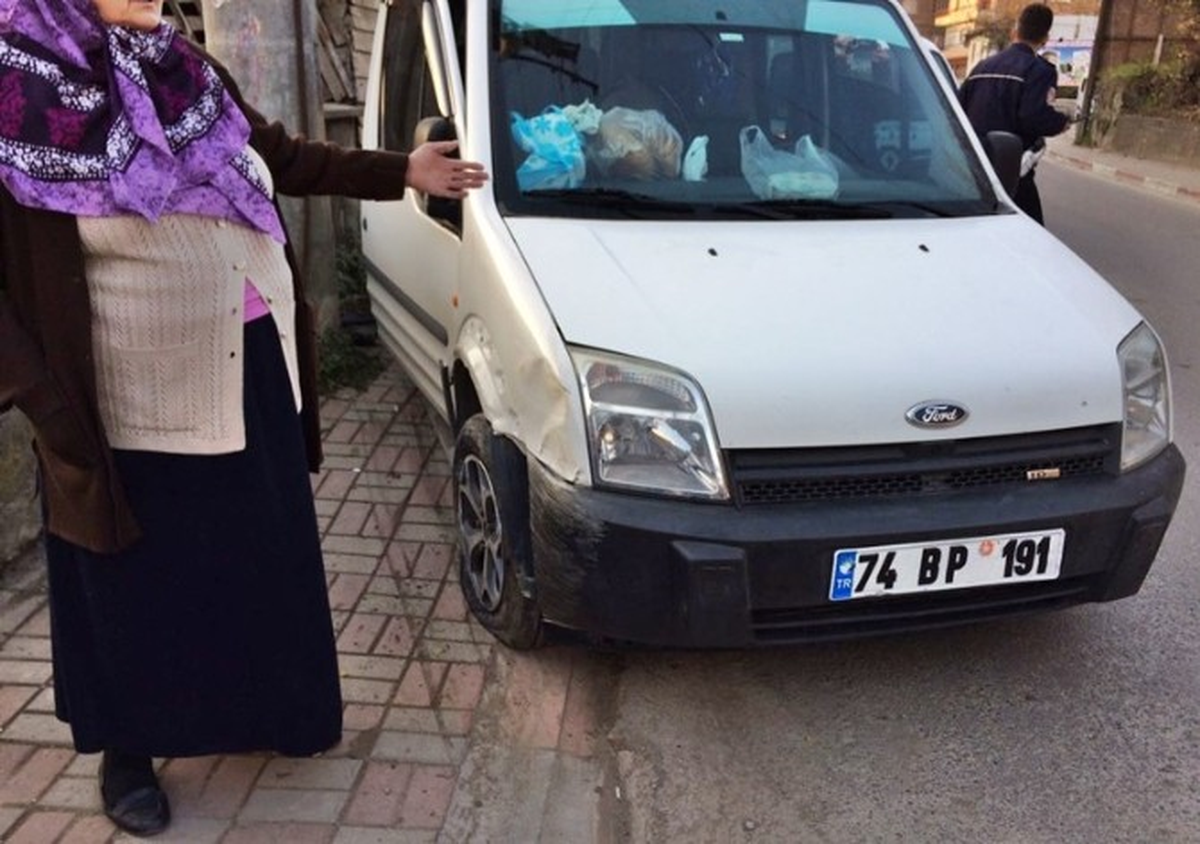 Kaldırımdaki Yürürken Araba Çarptı
