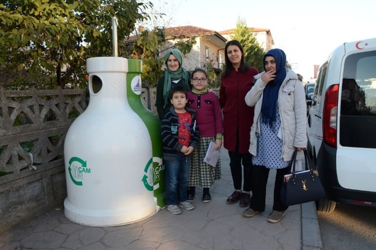 Kartepe\'de Cam Kumbaraları Dağıtılıyor