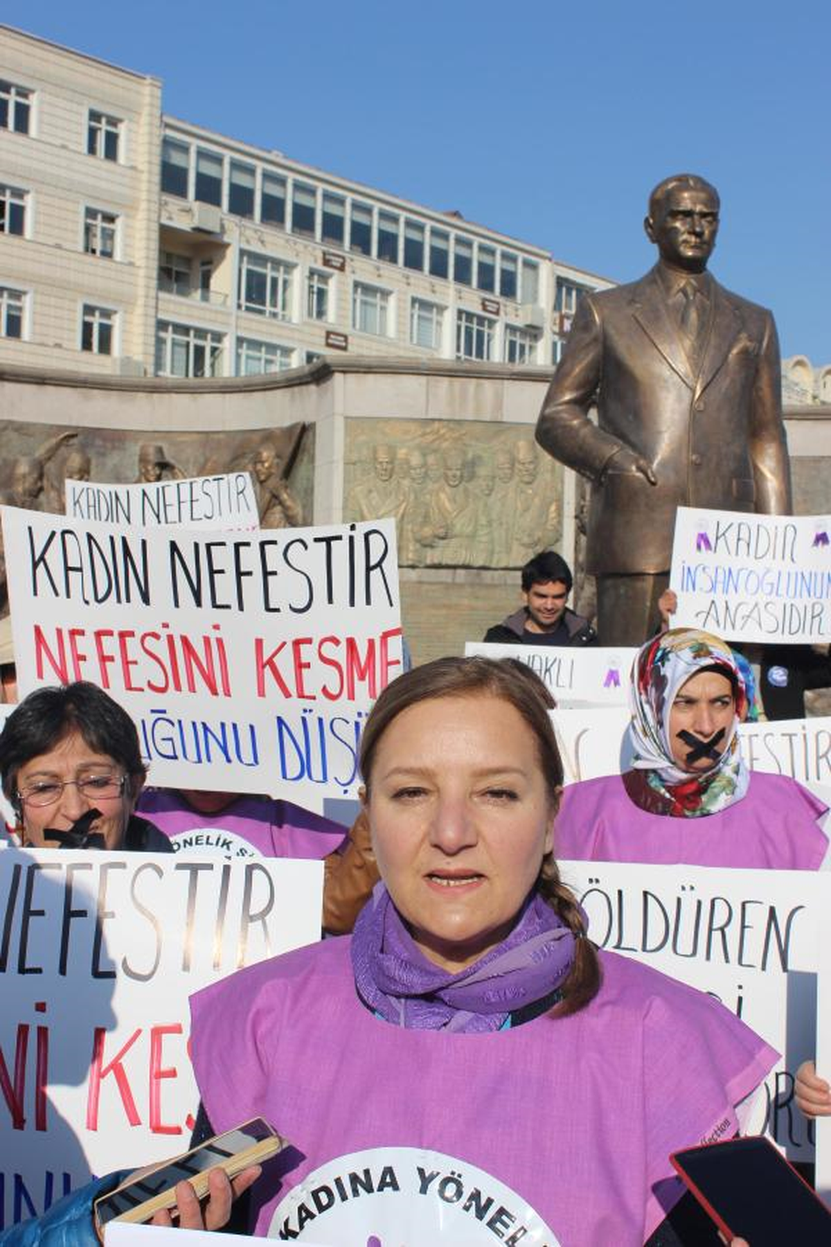 Kayseri\'de CHP\'li Kadınlardan Ağızları Bantlı Sessiz Yürüyüş