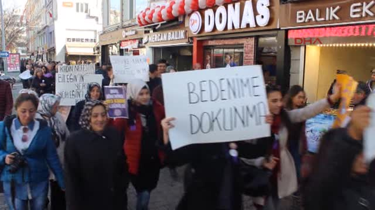 Kayseri?de Kadınlardan Şiddete Karşı Ağız Bantlı Sessiz Yürüyüş Eylemi