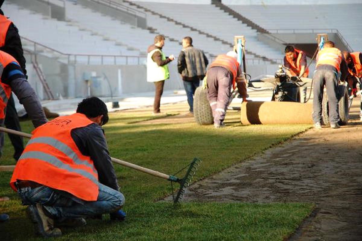 Malatya Arena Stadı\'nın Çimleri Serilmeye Başlandı