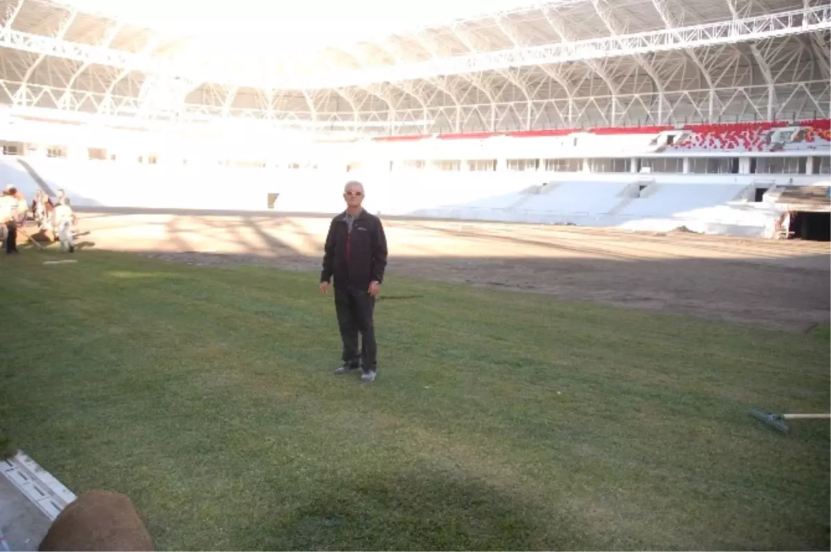 Malatya Arena Stadı\'nın Çimleri Serilmeye Başlandı