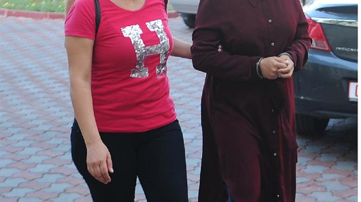 Manisa\'da Fetö Ablası Olduğu Belirtilen 22 Kadına Gözaltı