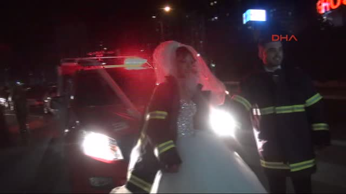 Mersin Iş Aşkını Düğününe Taşıyıp Itfaiye Aracını Gelin Arabası Yaptı