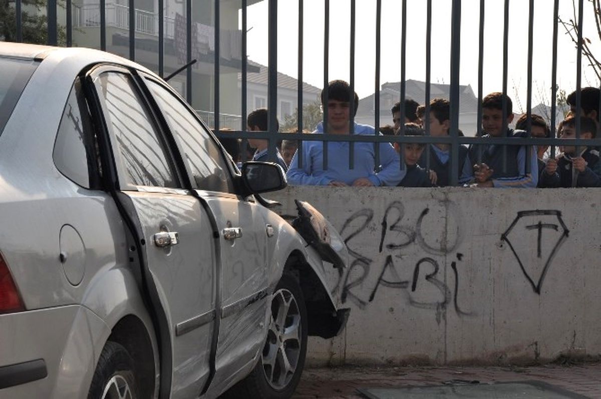 Okul Önünde Kaza Dehşeti: 3 Yaralı