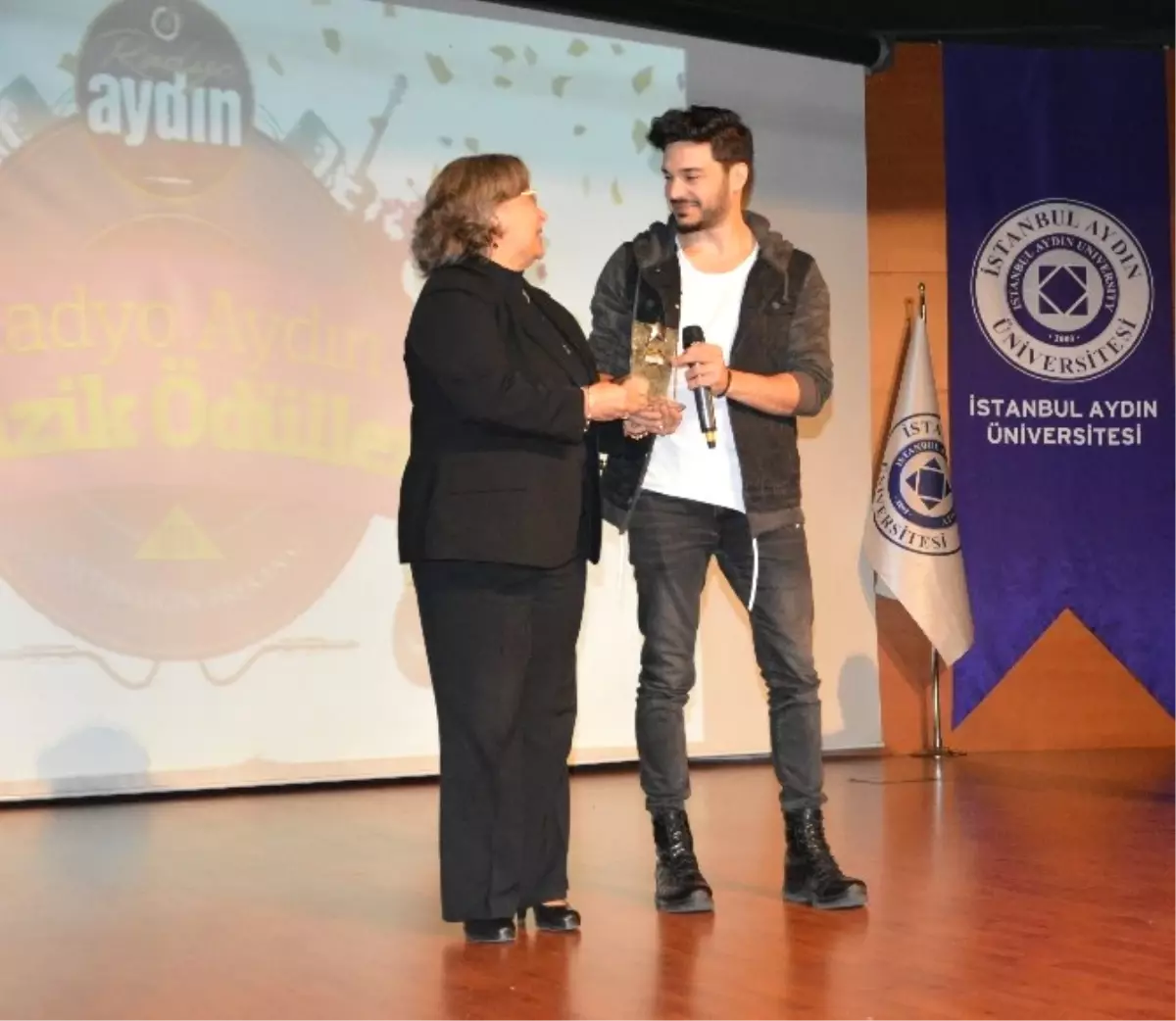 Radyo Aydın Müzik Ödülleri\'nde Ünlüler Geçidi