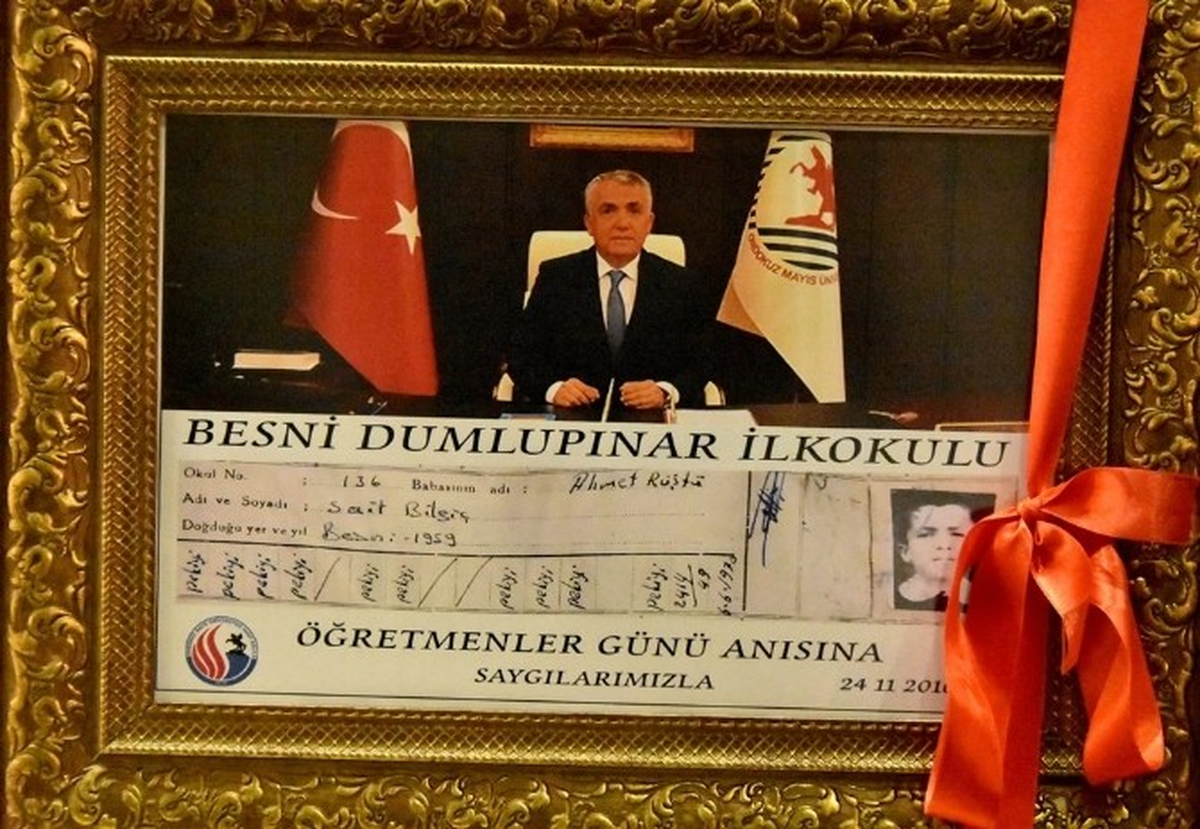 Rektör Bilgiç\'e \'İlkokul Karnesi\' Sürprizi