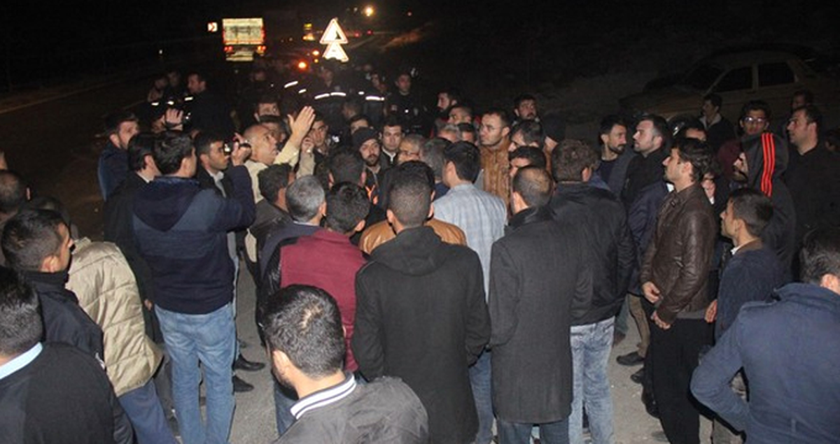 Şanlıurfa\'da Elektrik Kesintisi Yüzünden Mahalleli Yolu Kapattı